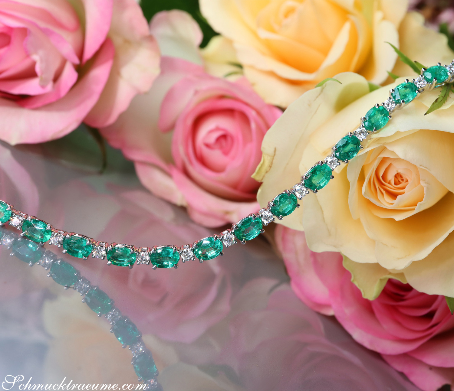 Smaragd-Armband mit Brillanten auf Rosenblüten, detailreich, hochwertig verarbeitet