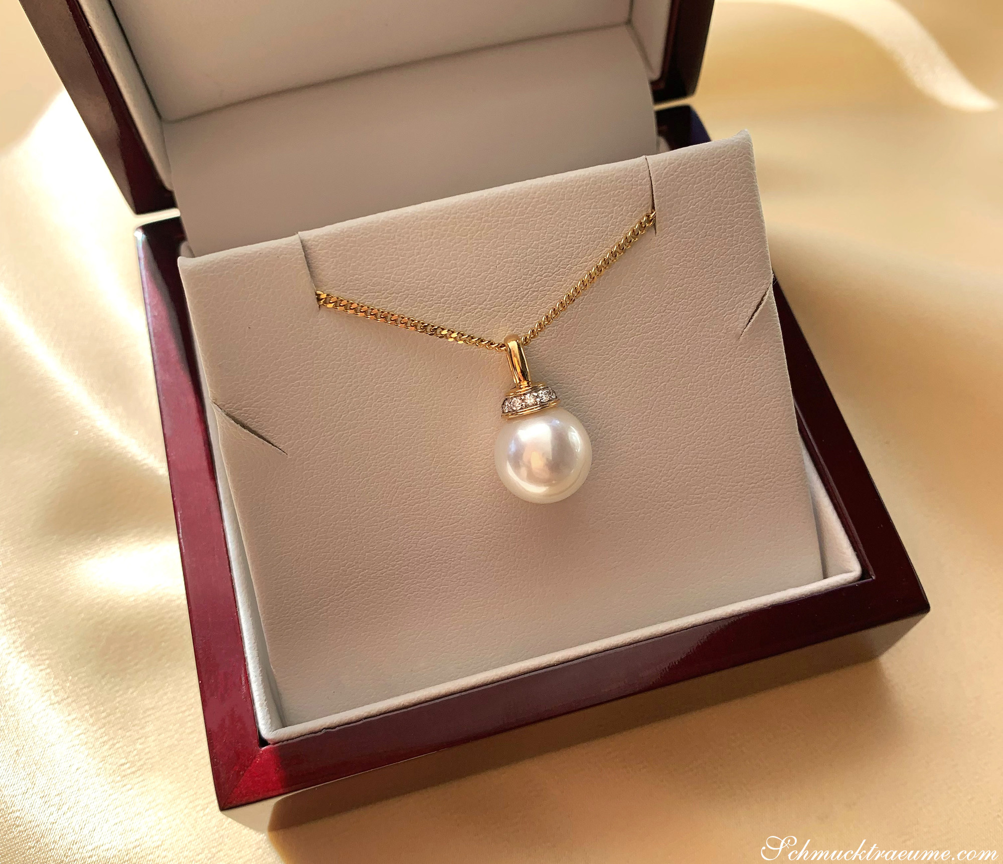 Öffnungsbox mit elegantem Perlenanhänger, Kette und Goldverarbeitung