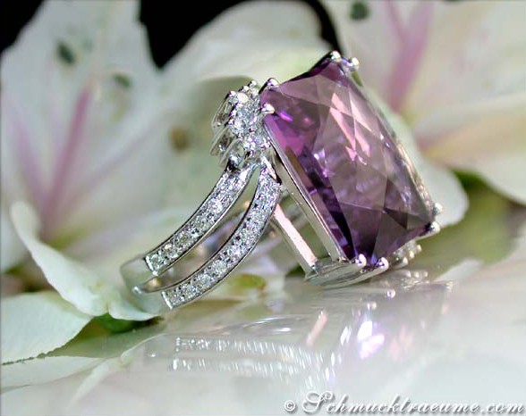 Schlichter Amethyst-Ring mit Diamanten, Detailaufnahme auf Blüte