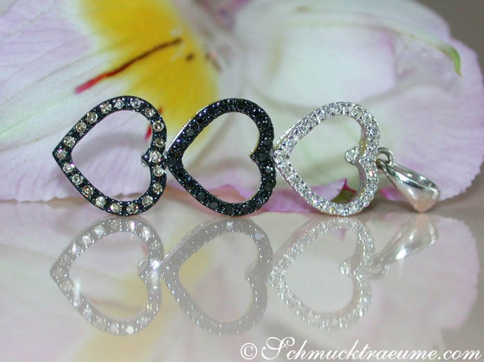 Feiner Herz-Anhänger mit Diamanten in Weißgold, Detailaufnahme