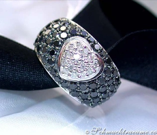 Schwarz-weiß Diamant-Ring mit Herz-Motiv auf Weißgold-Basis