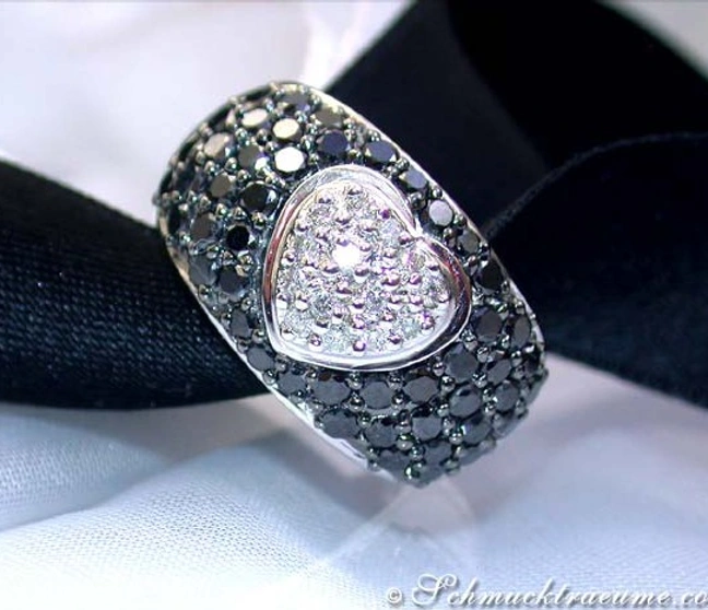 Schwarz-weiß Diamant-Ring mit Herz-Motiv auf Weißgold-Basis Schwarz-weiß Diamant-Ring mit Herz-Motiv auf Weißgold-Basis