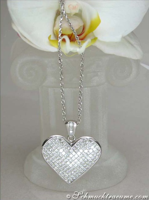 Silberkette mit Diamant Herzanhänger auf Orchidee, Detailaufnahme