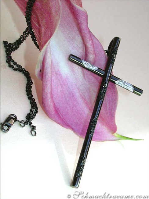 Schwarz rhodiniertes Weißgold Kreuz mit Diamanten auf Rosenblatt, Detailansicht