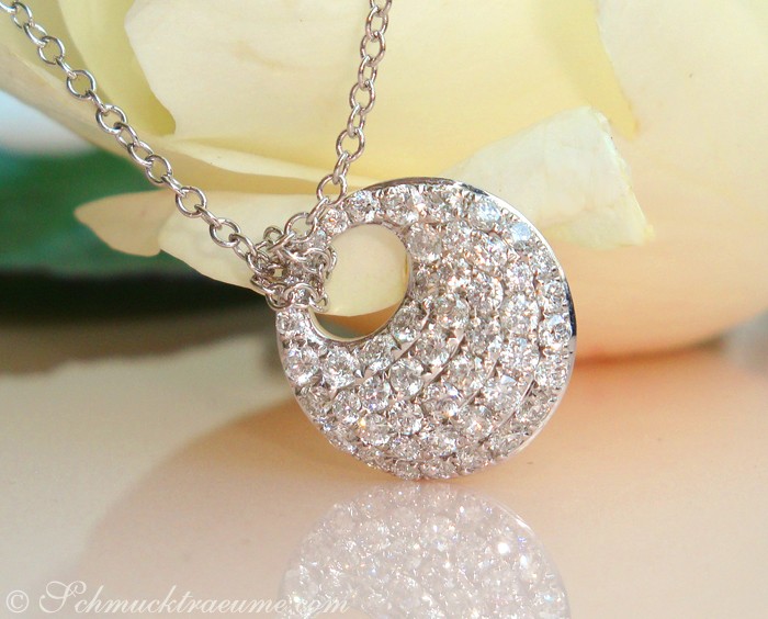 Weißgold-585-Kreis-Brillanten-Anhänger mit Kette, detailreich, elegant, auf Rosenblüte präsentiert