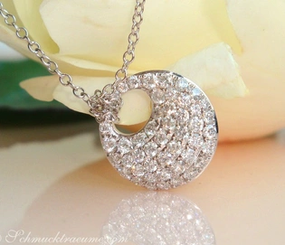 Weißgold-585-Kreis-Brillanten-Anhänger mit Kette, detailreich, elegant, auf Rosenblüte präsentiert