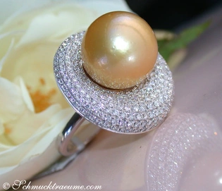 Goldener Süßwasserperlen-Ring mit 2.360 Karat Diamanten