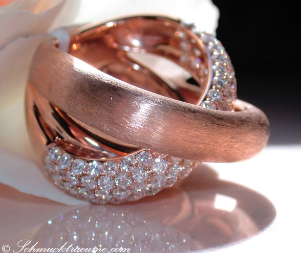 Detailansicht des überkreuzten Brillant-Rings aus Roségold 750, glänzende Flächen und Brillanten sichtbar