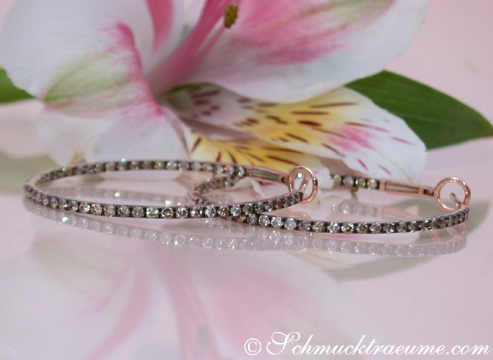 Detail der zarten Creolen mit naturbraunen Diamanten in Roségold 585