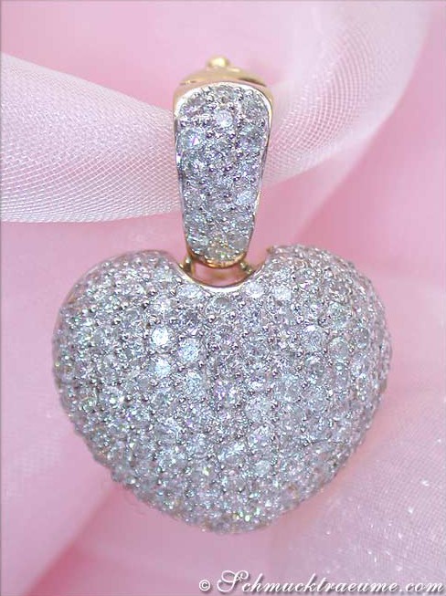 Gelbgold Herzanhänger mit Diamanten, detailreich, hochglänzend, elegant.