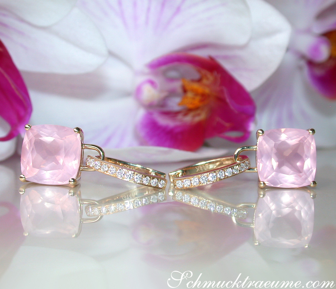 Rosenquarz-Kissen-Ohrhänger mit Diamanten in Gelbgold 585, vor Orchidee.