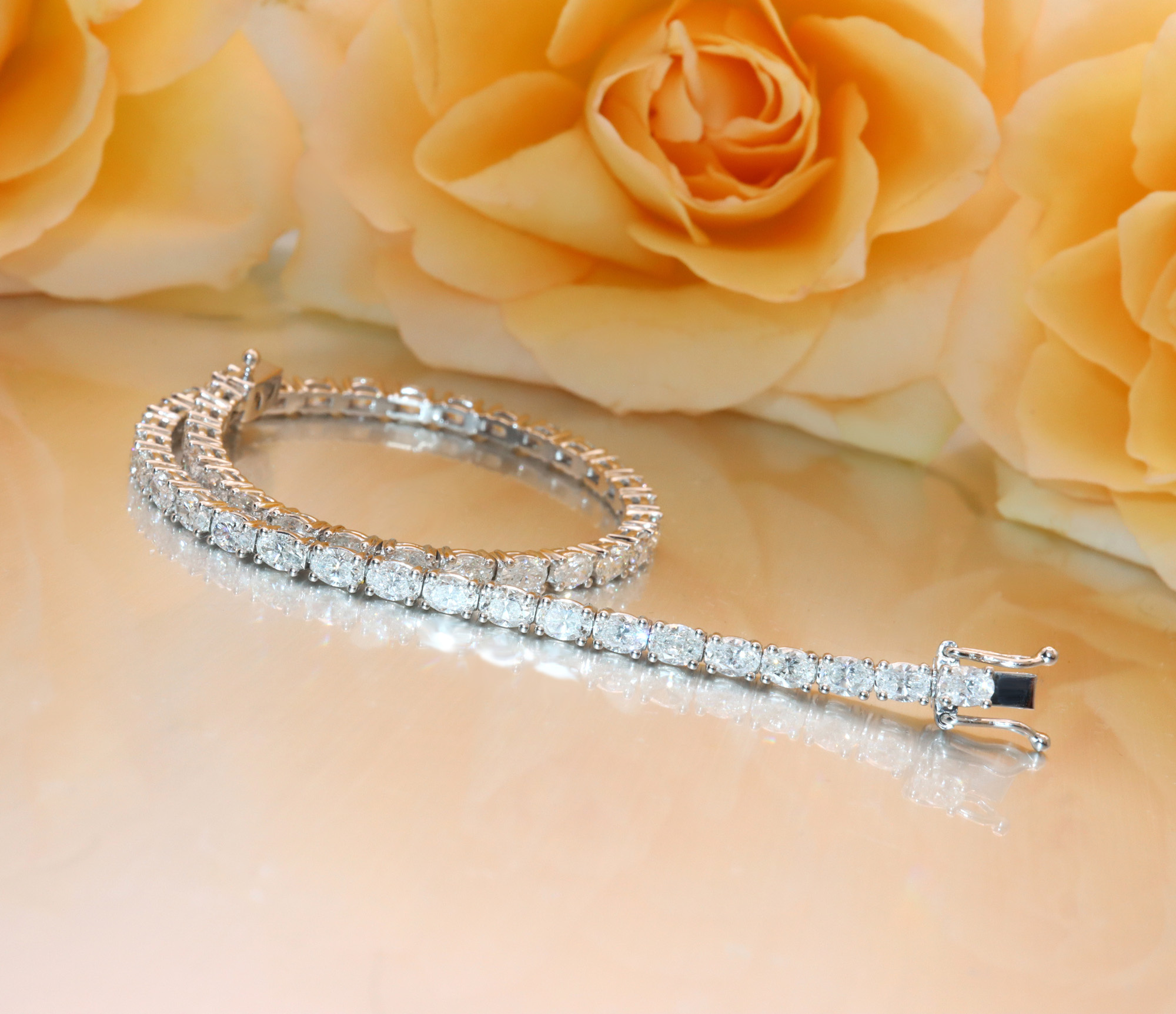 Goldene Tennisarmband-Detail mit strahlenden ovalen Diamanten