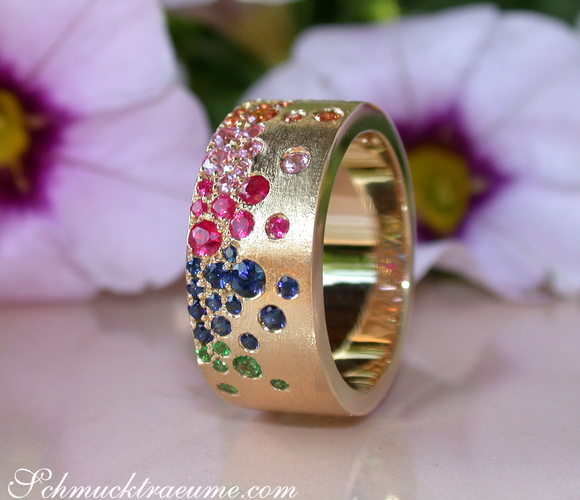 Goldener Bandring mit farbenfrohen Saphiren, Rubinen und Tsavorites, Detailaufnahme.