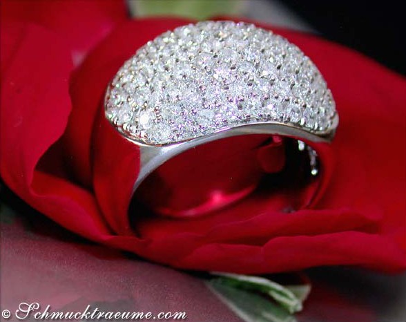 Rosenblatt mit Diamant-Pavé-Ring in Weißgold, Detailaufnahme