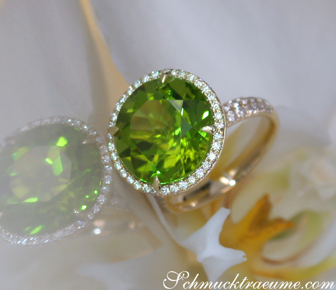 Peridot-Ring mit Brillanten, Gelbgold 750, Detailaufnahme, glänzend, Moosgrün.
