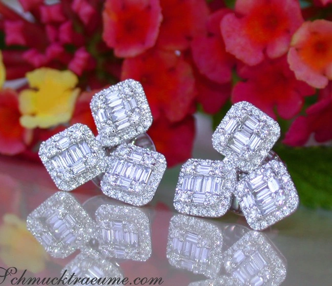 Klassische Diamantohrringe im Carré-Design auf Blumenhintergrund Klassische Diamantohrringe im Carré-Design auf Blumenhintergrund