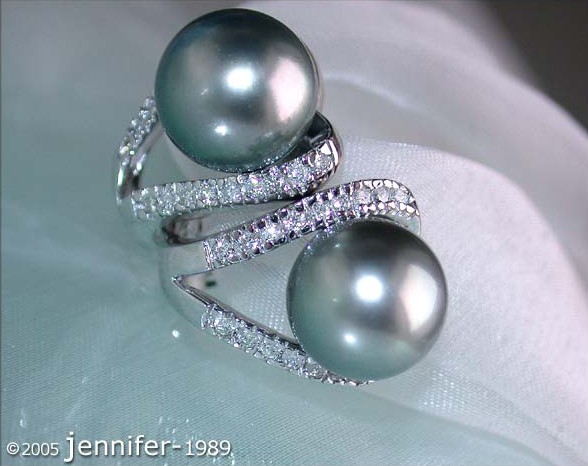 Weißgoldring mit Tahitiperlen und Brillanten, Detailaufnahme, elegant, modern.