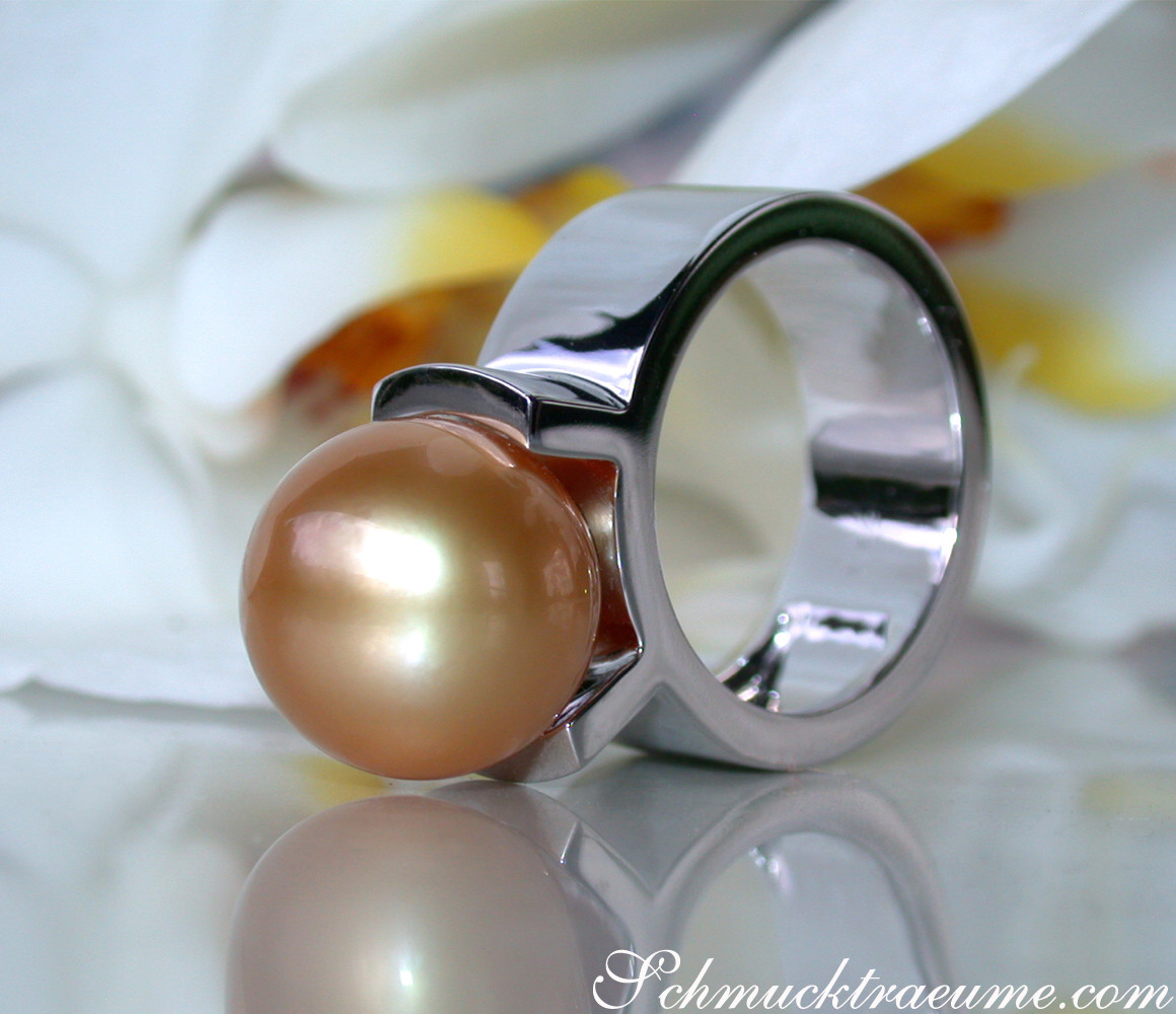 Goldener Südseeperlen-Ring in Weißgold 585, Detailaufnahme mit glänzender Perle.