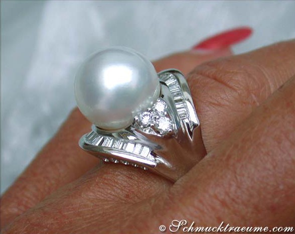 Detailansicht eines weißen Goldringes mit großen Südseeperle und Brillanten.