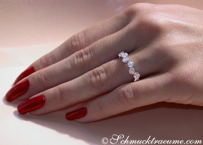 Weißgold 585 Halb Memory Ring mit 0.430 ct Diamanten, roter Nagellack, Detailansicht