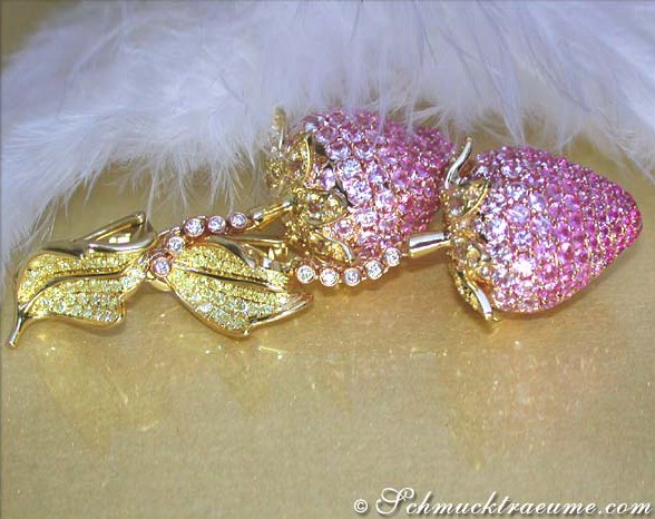 Strassbesetzte Erdbeer-Ohrringe mit rosa und gelben Saphiren, auf Federhintergrund