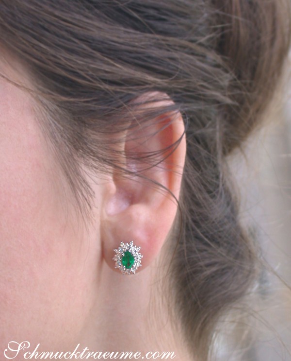 Weißgold-Ohrring mit Smaragd und Diamanten, Detailaufnahme, elegant.
