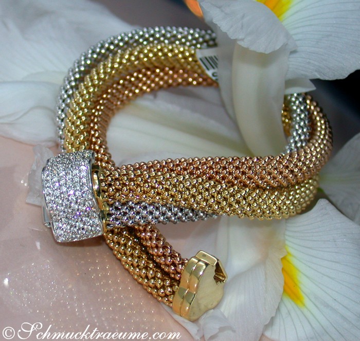 Tricolor-Himbeerarmband mit Brillanten auf Blüte, Detailaufnahme
