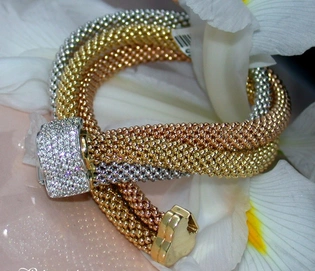 Tricolor-Himbeerarmband mit Brillanten auf Blüte, Detailaufnahme