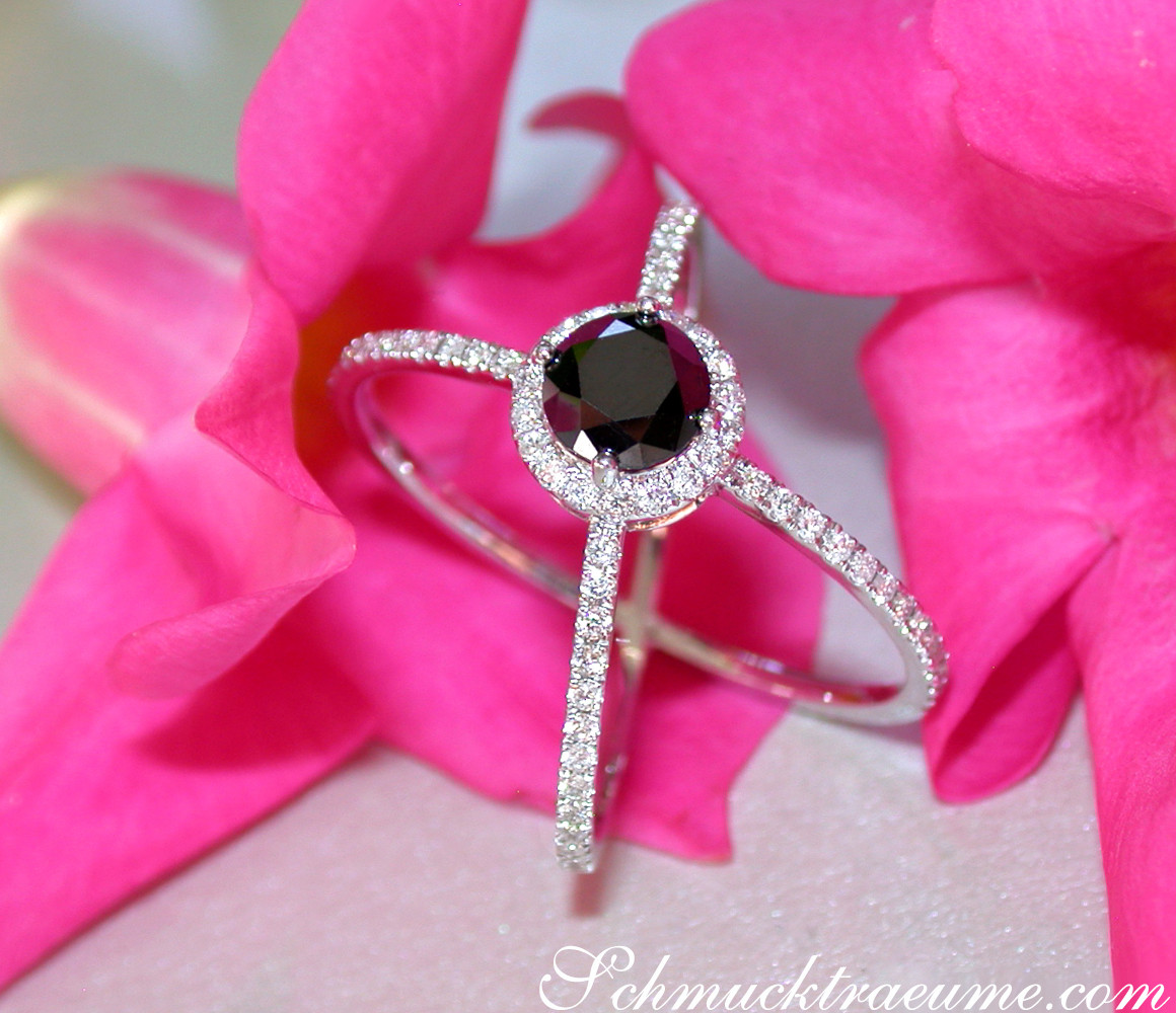 Schwarzer Diamant Solitär-Ring mit Weißgold, Detailaufnahme auf rosa Blume