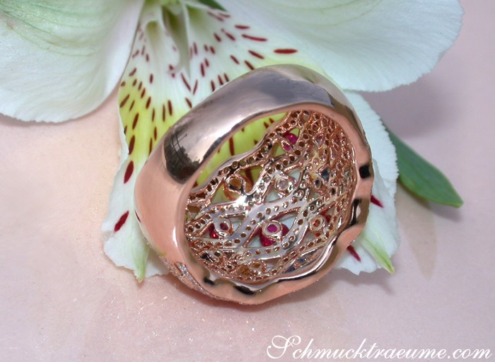 Stattlicher Regenbogen Saphir Ring mit Diamanten - Image 6