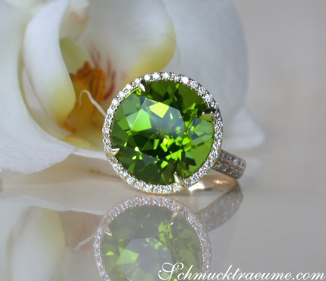 Peridot-Ring mit Diamanten, 13 mm, Moosgrün, Gelbgold 750, auf Orchidee. Peridot-Ring mit Diamanten, 13 mm, Moosgrün, Gelbgold 750, auf Orchidee.