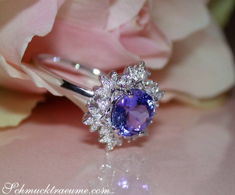 Femininer Tansanit-Ring mit Diamanten im Schneeflocken-Design, Weißgold 750, auf Rosenblatt.
