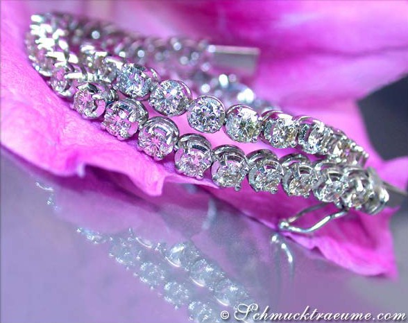 Weißgold 750 Tennisarmband mit 46 Brillanten auf rosa Blütenblatt