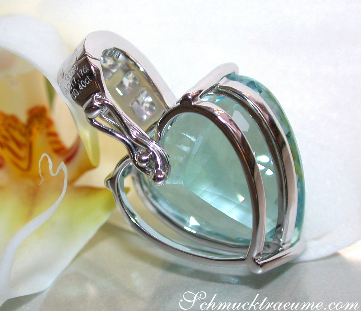 Weißgold-Aquamarin-Anhänger Herzschliff Detailaufnahme