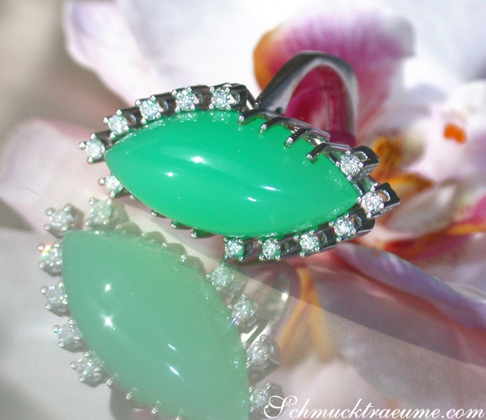 Chrysopras-Ring mit Brillanten, Detailaufnahme, elegant, grüner Stein, Weißgold 585