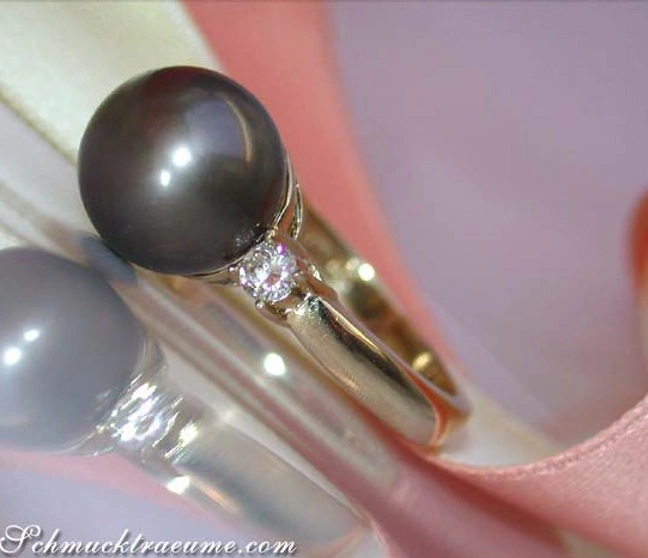 Gelbgoldring mit großen Perle und Diamanten, Detailaufnahme Gelbgoldring mit großen Perle und Diamanten, Detailaufnahme