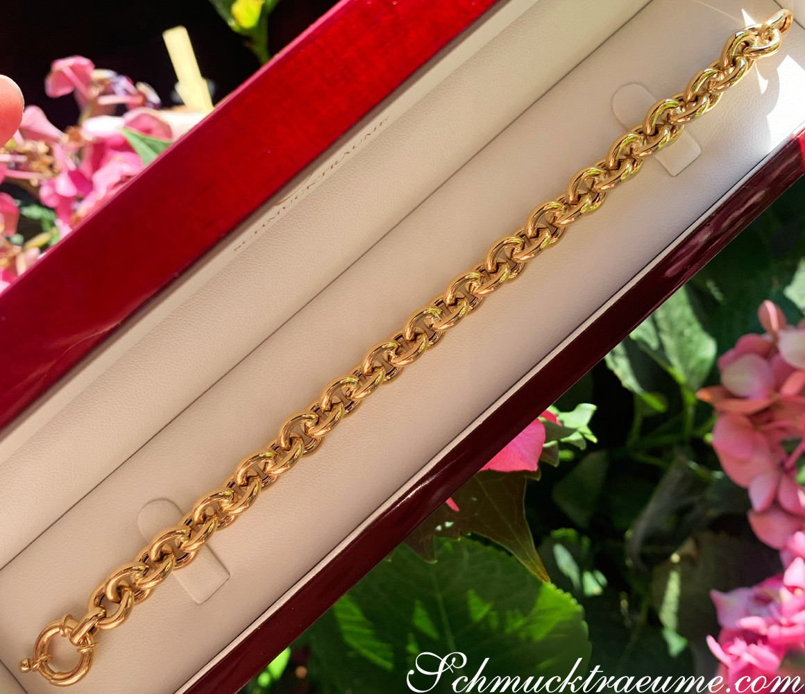 Goldarmband aus Gelbgold 585 in Detailaufnahme, elegant und glänzend, im Sonnenlicht.