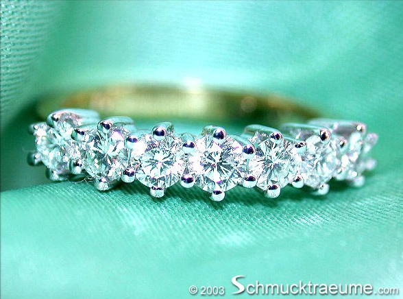 Weißgold Diamantenring mit 0.810 Karat TW SI/VS, Detailaufnahme auf grünem Stoff.