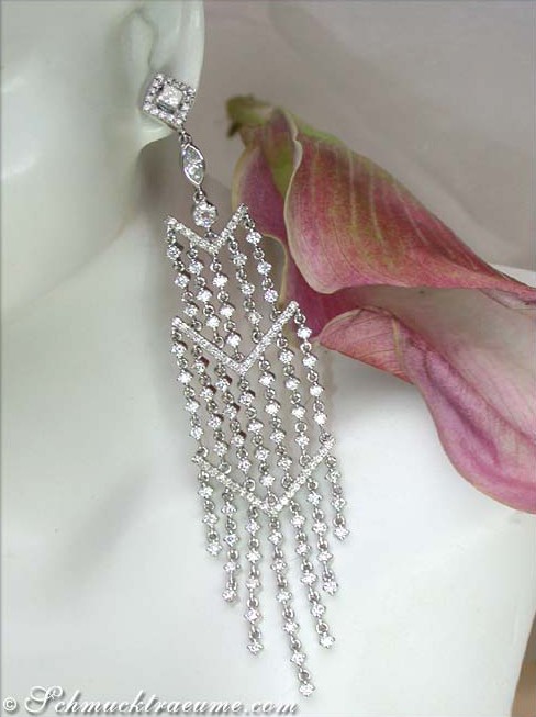 Extra lange Brillanten-Ohrgehänge in Weißgold, 9 cm lang, Detailaufnahme mit Blüte