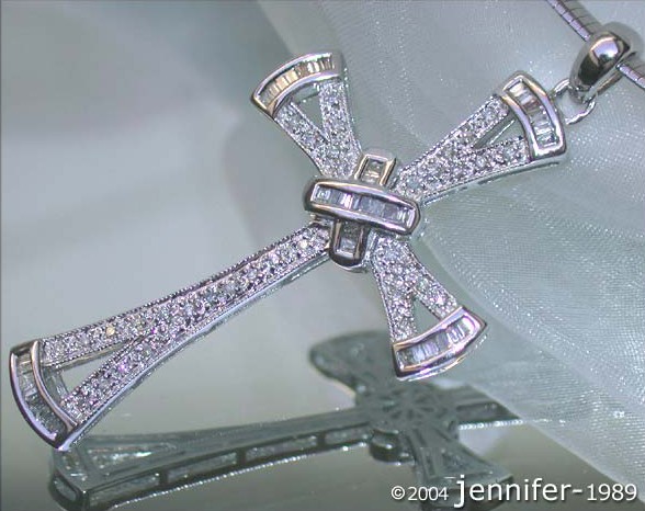 Weißgold Kreuzanhänger mit Diamanten, Detailaufnahme, aufwendige Fertigung, glänzende Struktur