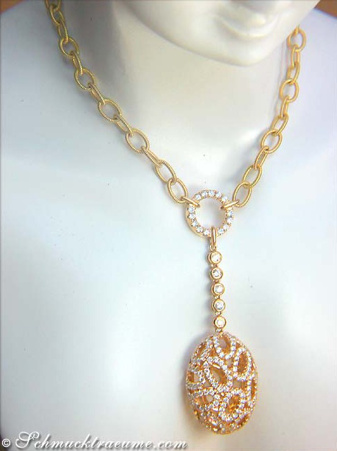 Goldene Halskette mit Brillanten-Ei-Anhänger, Detailaufnahme von oben