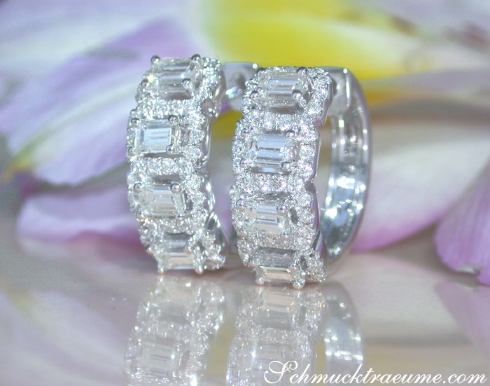 Detailaufnahme von Baguette-Diamant-Ohrringen in Weißgold