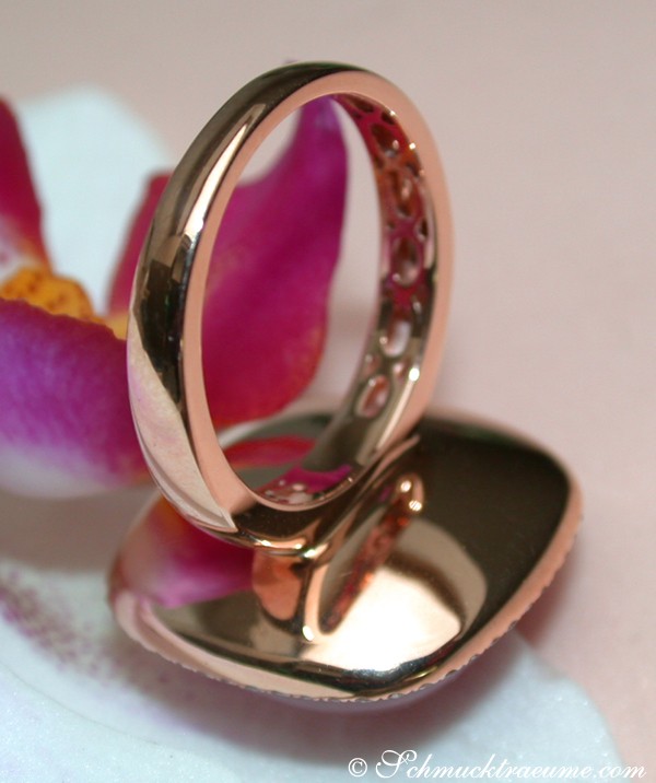 Rosenquarz-Ring mit Diamanten in Roségold, Detailaufnahme auf Orchidee