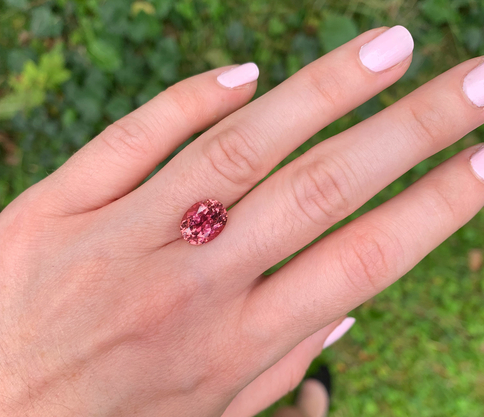 Rosa Turmalin Brillant-Ring auf Handfläche, warme Farben, Gelbgold 750 Verarbeitung