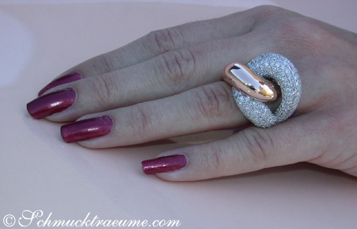 Ringszene mit auffälligem Roségold-Brillanten-Ring, Nagelkunst in Lila, weiche Handperspektive