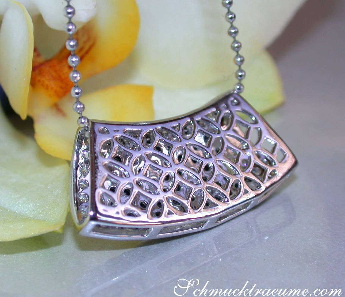 Klare Linien, puristischer Chic: Diamantanhänger mit schwarzem Brillant, Detailaufnahme, weißgold, elegant.