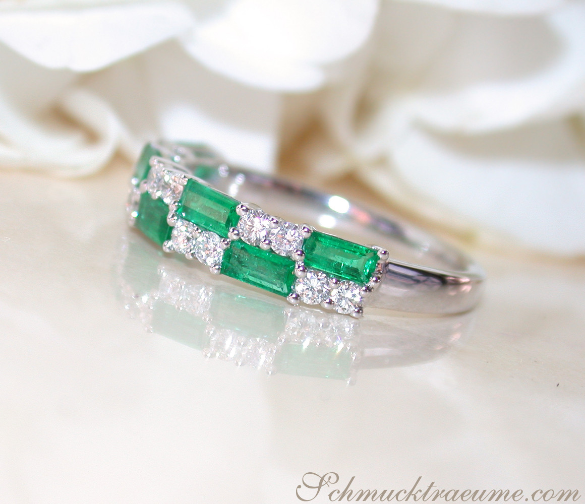 Weißgold Bandring mit Smaragden und Brillanten, Detailaufnahme, hochglänzend, elegant.