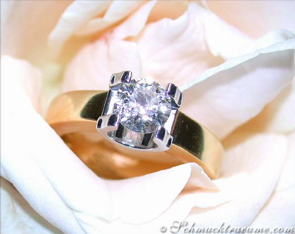 Goldener Diamant Solitär-Ring, Detailaufnahme, klassische Fassung, elegante Trageszene.