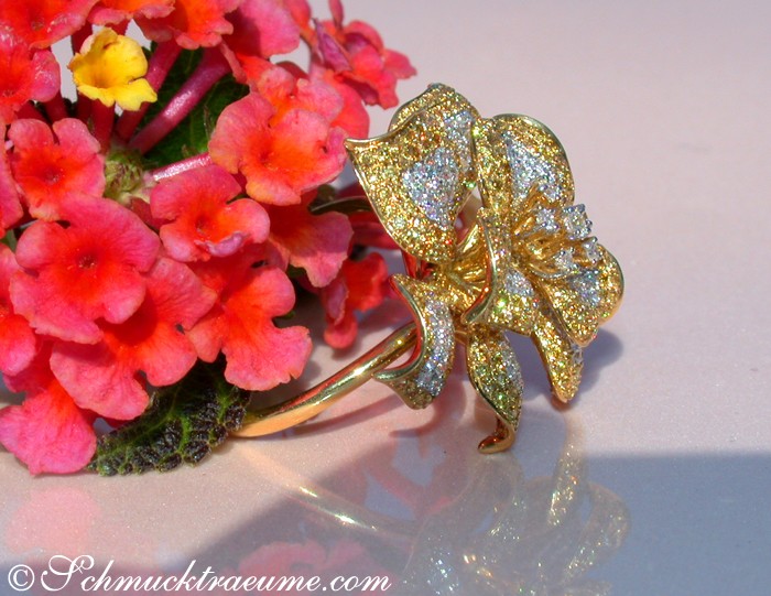 Stattlicher Brillanten Ring mit gelben Brillanten im Blumen Design - Image 3