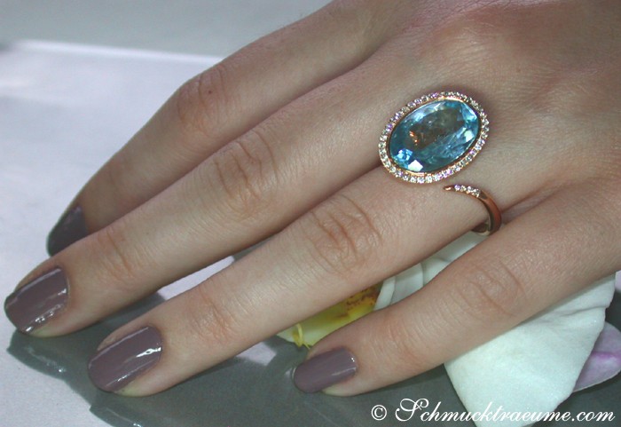 Blautopas-Ring mit Diamanten in Roségold 750, detailreich, elegant, auf Hand getragen.